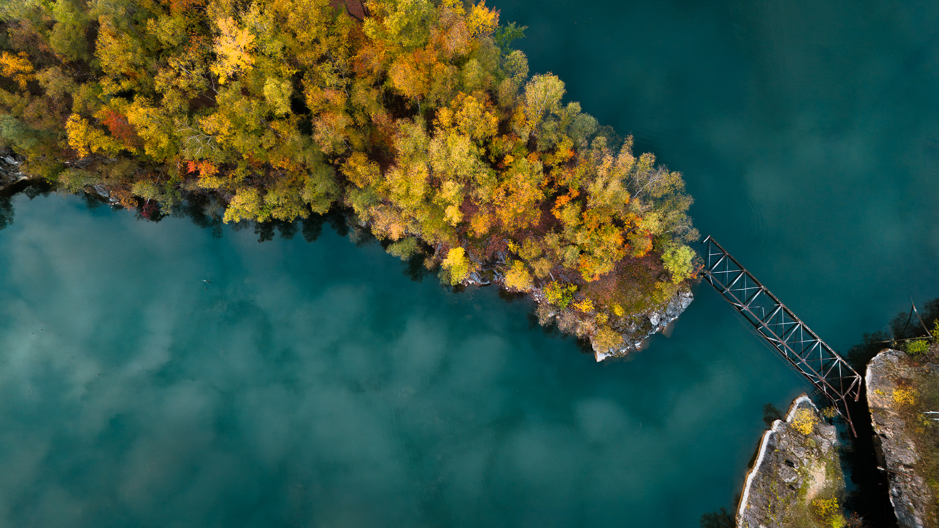 Steinbruch im Herbst